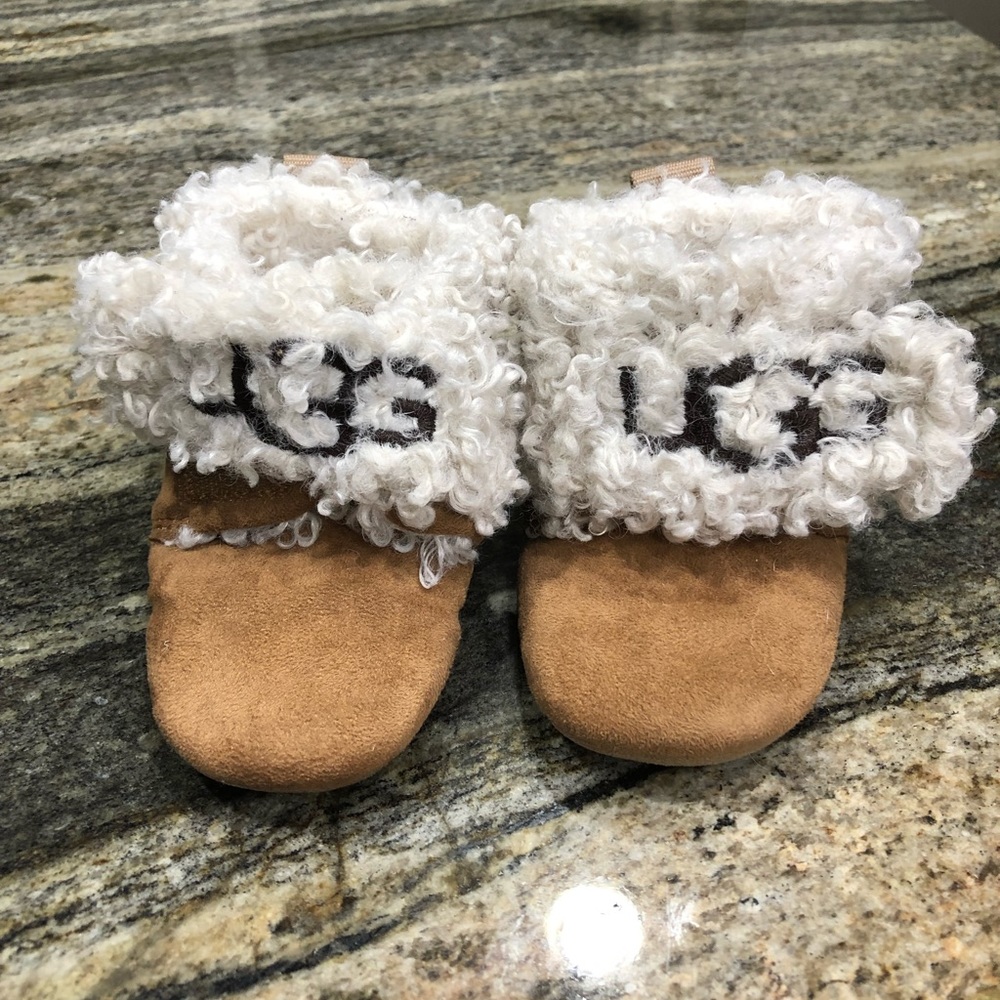 Toddler UGG Velcro booties size 04/05